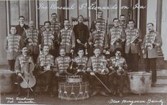 Blue-Hungarian-Band-on-St-Leonards-Pier.-1905.